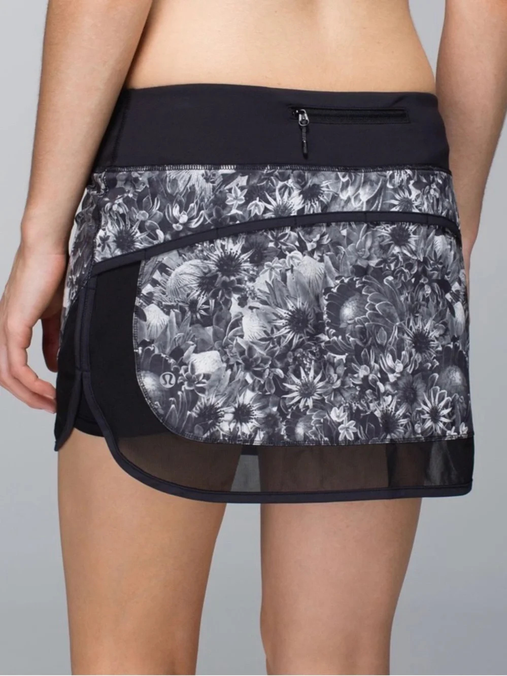 Lululemon Hotty Hot Skirt *4-way Stretch Flowabunga Black Angel Wing/Black 10